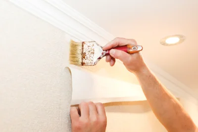 Pose de papier peint à Auxais — revêtements muraux et toiles de verre